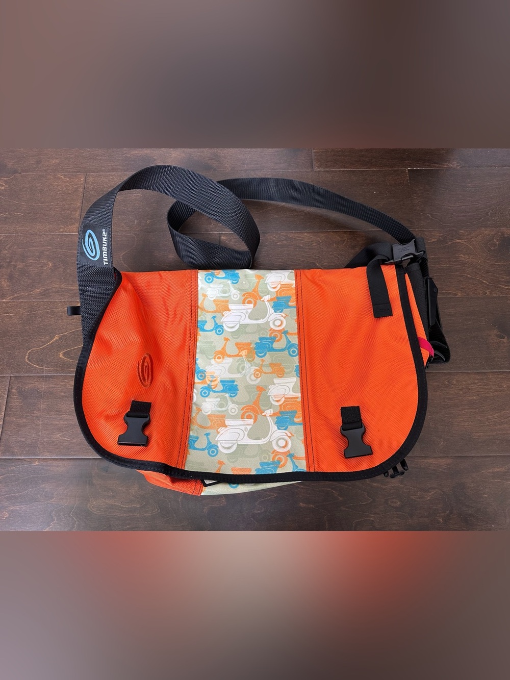 BGA31 Timbuk2 Messenger Bag Medium Light Use Orange Vespa